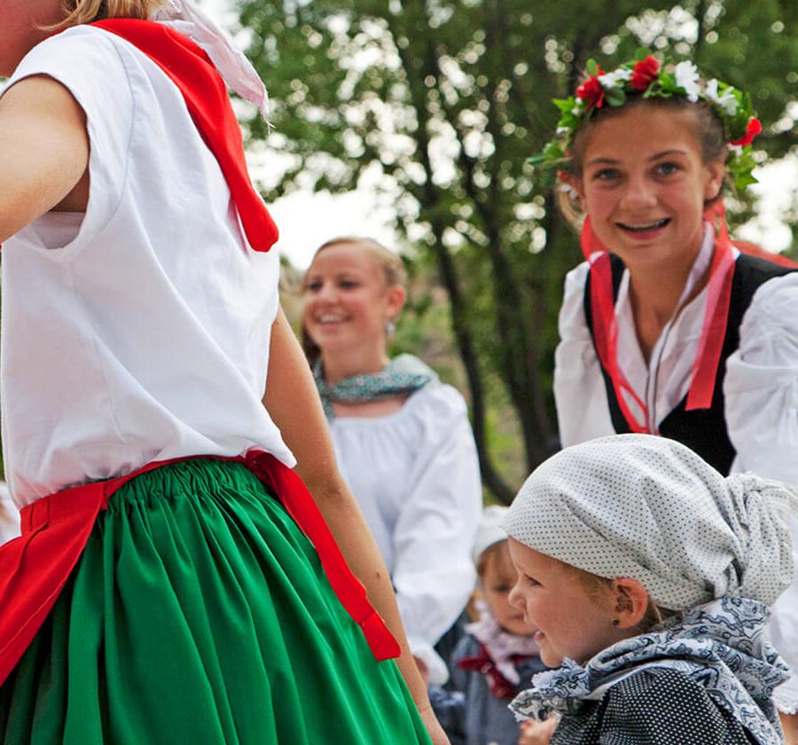 孩子们在巴斯克民族节日上